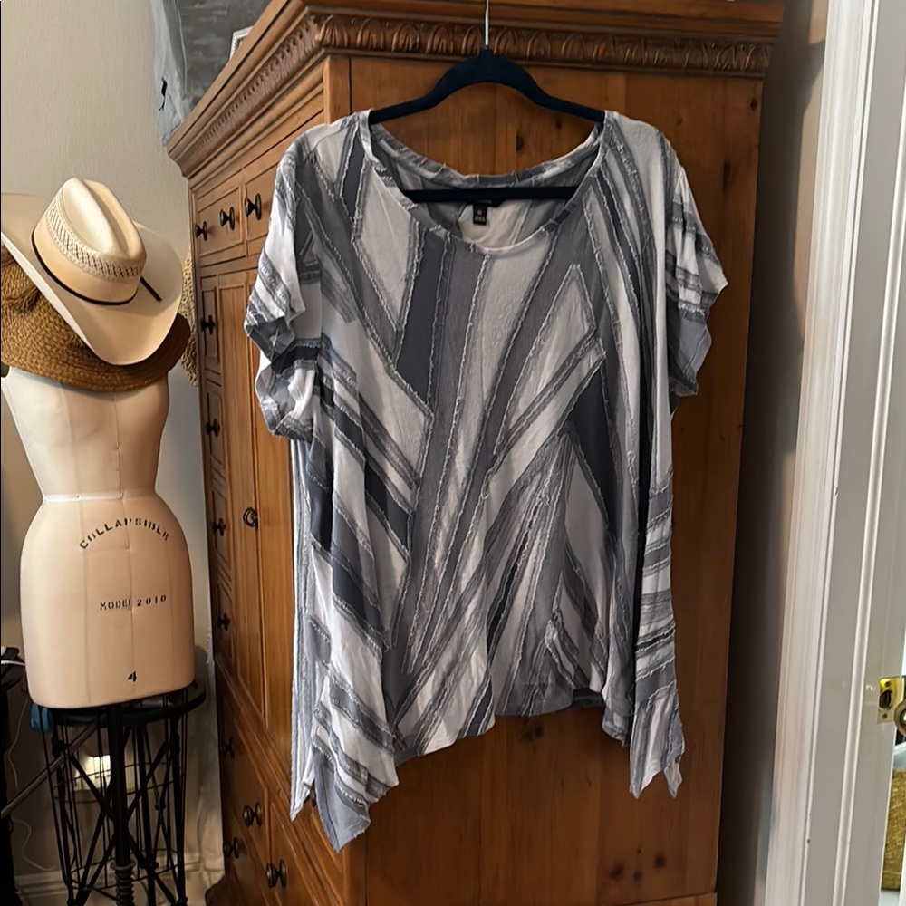 Simply Vera Vera Wang Asymmetrical Gray Short Sleeve Tee